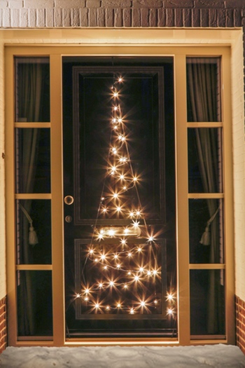 Kerstverlichting inspiratie kerstboom op deur
