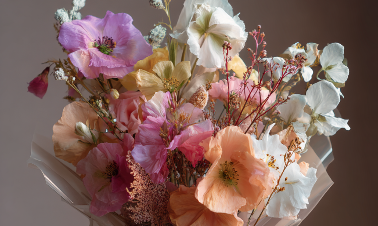 De onverwachte charme van kunstbloemen in jouw interieur